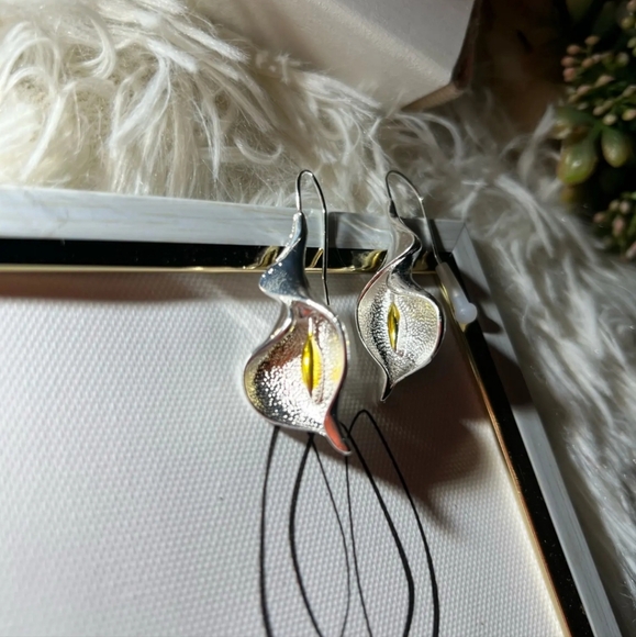 Lily Earrings - Picture 2 of 8